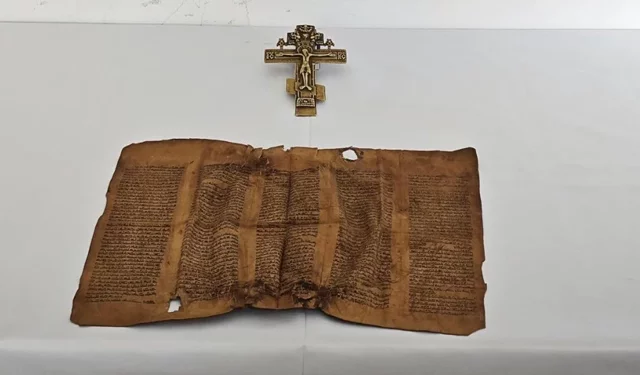 Erzurum’da parşömen ile bronz haç ele geçti