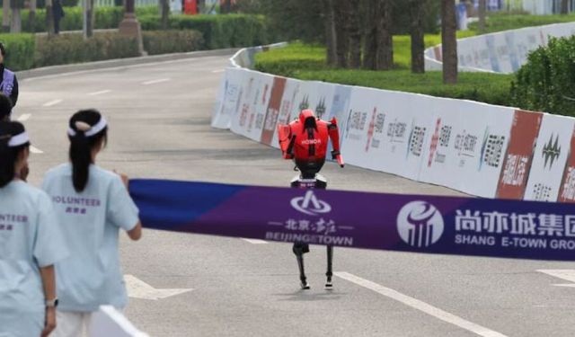 Pekin Yarı Maratonu’nda robotlar insanları geride bırakıp rekor kırdı!