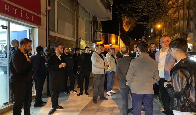 Şehzadeler CHP İlçe Başkanlığı binasına taşlı saldırı