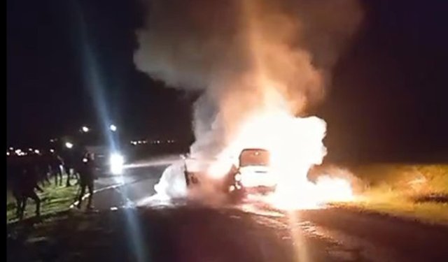 Seyir halindeki otomobil alev aldı; 5 kişi son anda kurtuldu!