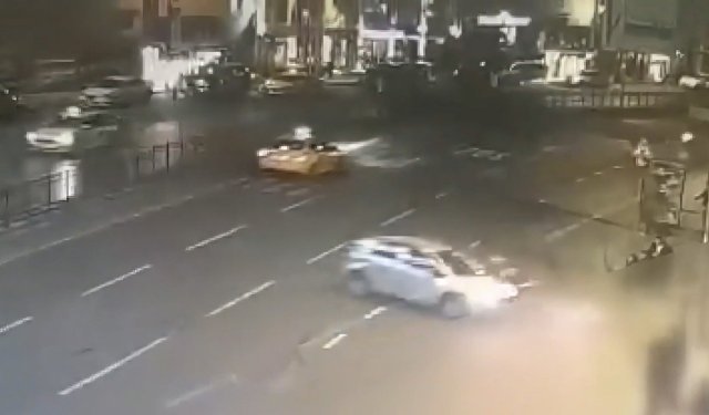 Otomobilin çarptığı motosiklet durağa daldı; 1 ölü, 3 yaralı