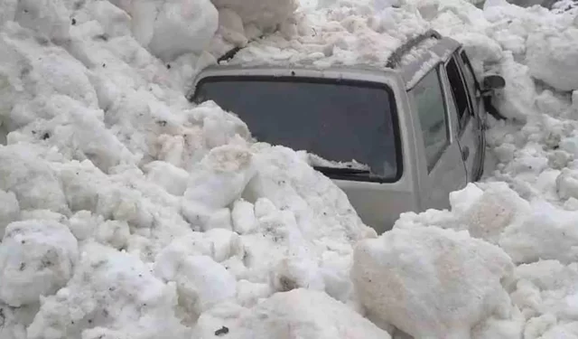 Trabzon'da araç çığ altında kaldı!