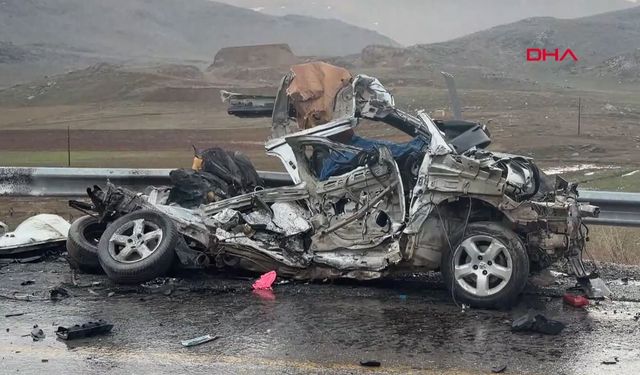 Otomobil ile TIR çarpıştı: 3 ölü, 1 yaralı