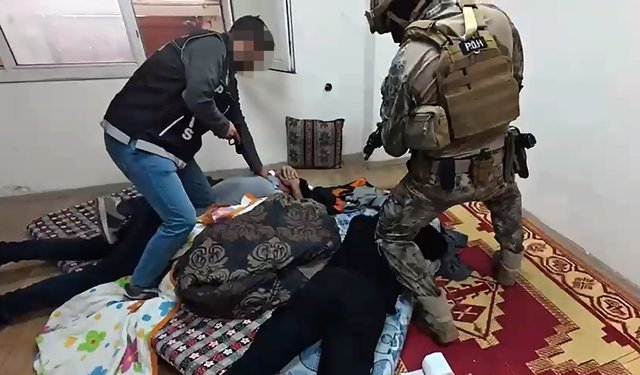 Uyuşturucu hap üretilen depoya operasyon: 9 gözaltı