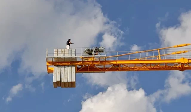 Maaşını alamayan vinç operatörü intihara kalkıştı: Hesabına para yatınca aşağı indi!