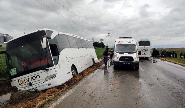 1 Mayıs kutlamalarına giden işçileri taşıyan otobüs yoldan çıktı; 1 yaralı