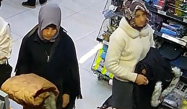 Evden çaldıkları parayla giyim alışverişine çıktılar!