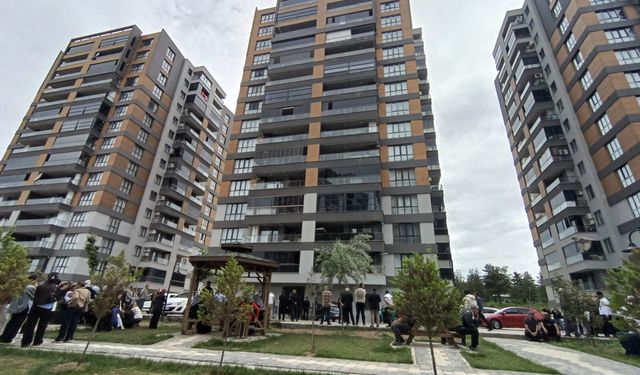Asansörde mahsur kalanları kurtarmak isterken boşluğa düşüp öldü
