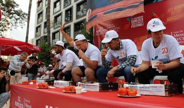 En fazla acı biberi yemek için yarıştılar, altınları kaptılar