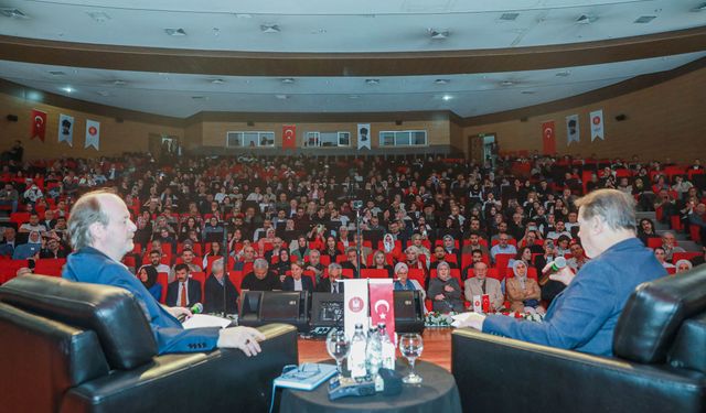 'Ahmet Özhan konseri ve söyleşi programı' yoğun katılımıyla gerçekleşti