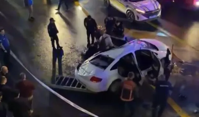 Ankara'da kontrolden çıkan otomobil Sıhhiye Köprüsü'nden alt yola düştü; 1 yaralı