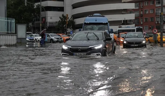 Ankara'da etkili olan sağanak sonrası yollar göle döndü!