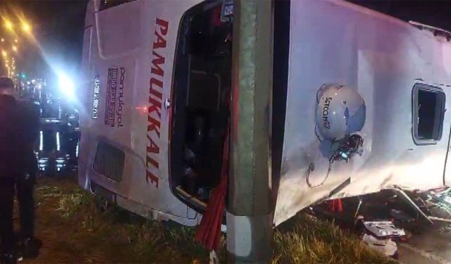 Balıkesir'de yolcu otobüsü devrildi; 3 ölü, 30 yaralı
