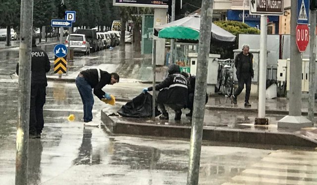 Kuyumcuyu soyan hırsızlar kaçarken kaza yaptı: Altın dolu çantayı bırakıp kaçtılar!