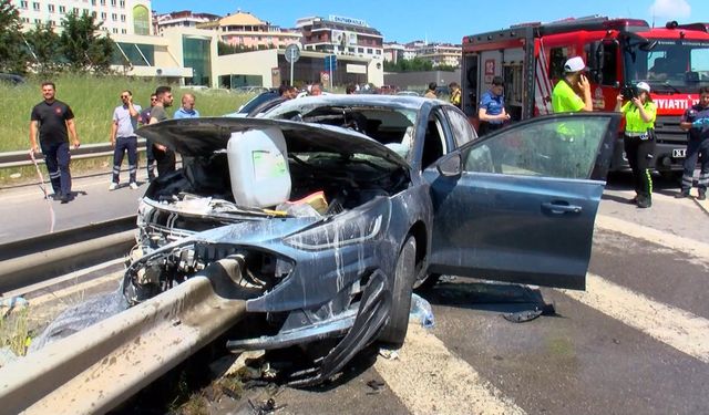 Bariyere saplandıktan sonra alev alan otomobilin sürücüsü yaralı kurtuldu!