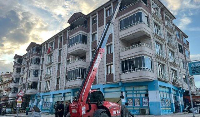 250 kilogram ağırlığındaki cenaze, 4'ücü kattan teleskopik forkliftle indirildi