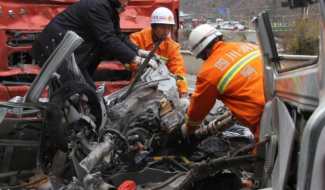 Trafik kazası! Minibüs-kamyon çarpıştı: 13 ölü, 3 yaralı