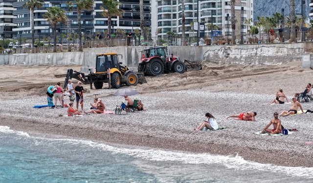 Dünyaca ünlü Konyaaltı Plajı'na iş makineleriyle girdiler!