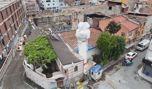 Fatih'te tarihi caminin minaresi vinç çarpması sonucu yıkıldı