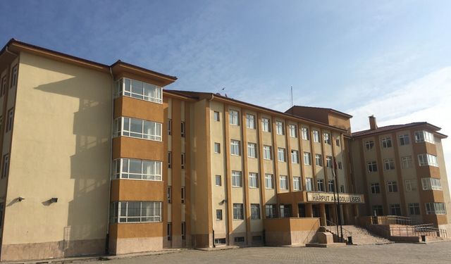 Elazığ'da liseye satır ve bıçakla girmek isteyen öğrenci son anda engellendi!