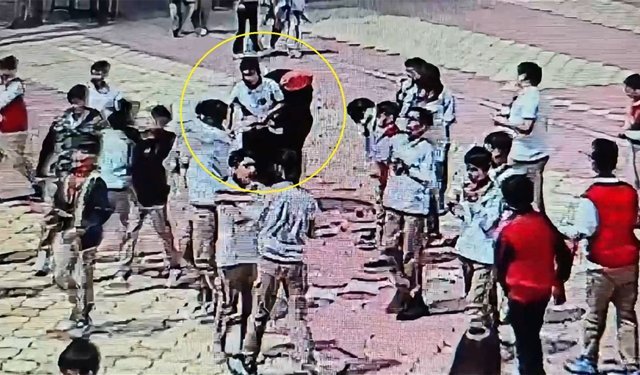 Heimlich manevrasıyla öğrencisinin hayatını kurtardı