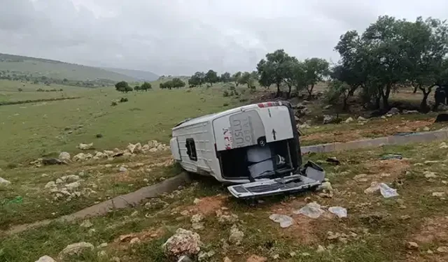 Gaziantep’te işçi servisi uçuruma devrildi; 16 yaralı