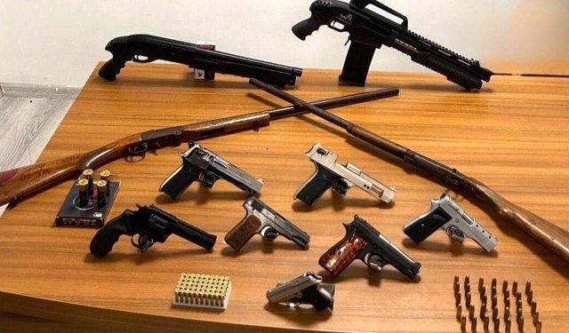 2 evde yapılan aramada 7 ruhsatsız tabanca ve 4 pompalı tüfek ele geçirildi; 3 gözaltı