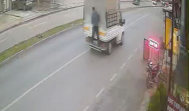Kurban Bayramında kamyonetin kasasından 40 kilo et çaldı; o anlar kamerada