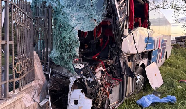 Konya'da yolcu otobüsü, TIR'a çarptı: 1 ölü, 8 yaralı