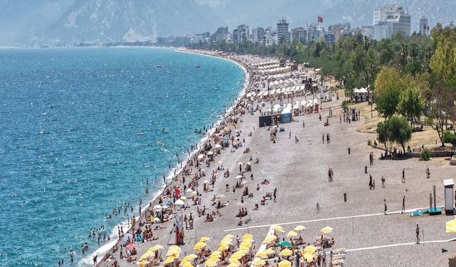 Bayram tatilinin son gününde Konyaaltı Sahili’nde yoğunluk oluştu