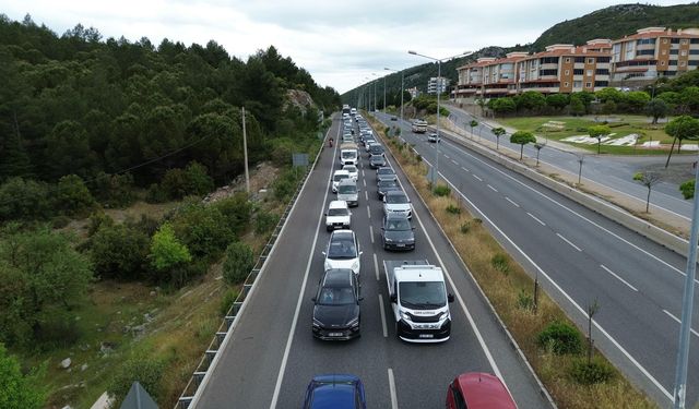 Muğla'ya tatilci akını: 2 kilometrelik araç kuyruğu oluştu