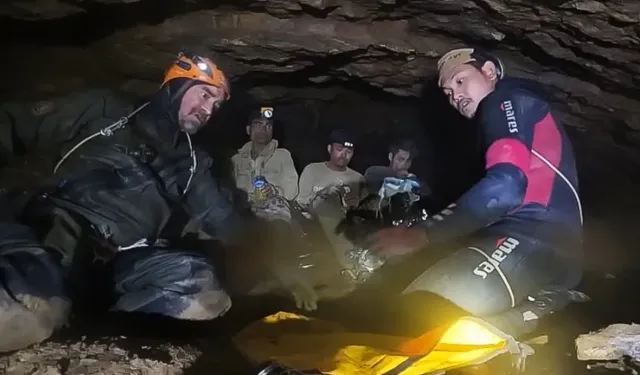 Laos'ta 10 gündür mağarada mahsur kalan 5 kişi kurtarıldı
