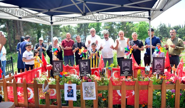 Kahramanmaraş'taki okul saldırısında ölen öğrencilerin aileleri mezarlıkta bir araya geldi