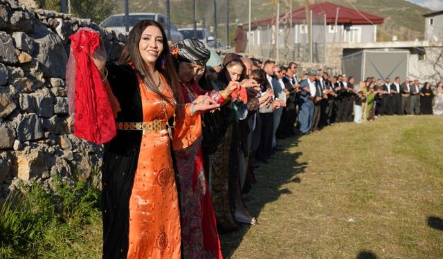 Aşiretlerin ‘yasak’ kararına rağmen kadınlar halay başına geçti!