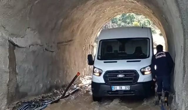 Sağanak nedeniyle minibüste mahsur kalan aile kurtarıldı