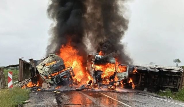 Afyon'da iki TIR kafa kafaya çarpışıp alev aldı; şoförleri ağır yaralandı