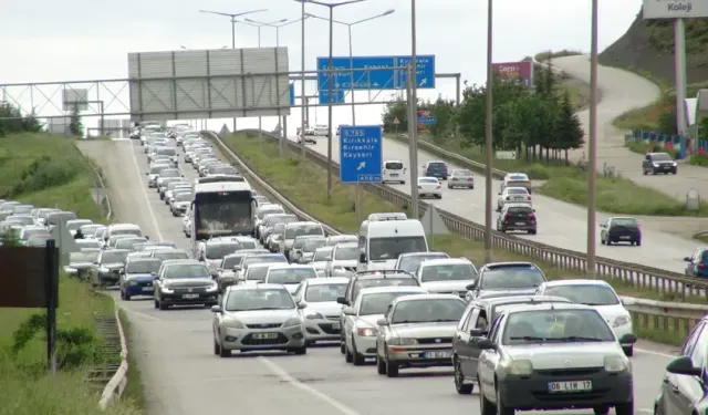 Tatilcilerin dönüşü başladı: Otoyollarda uzun araç kuyrukları oluştu