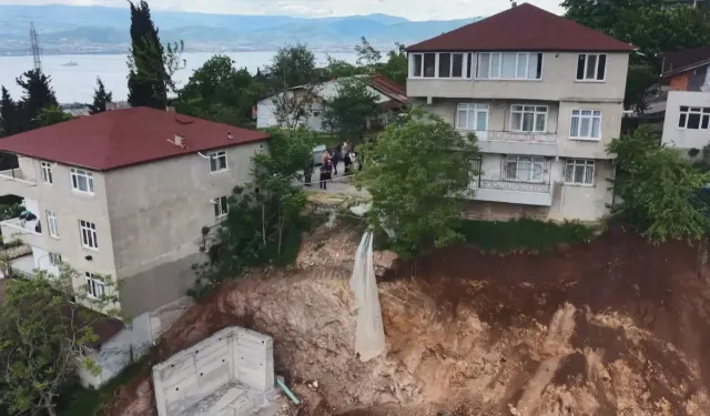 Temel kazısı sırasında toprak kaydı, 5 bina tahliye edildi