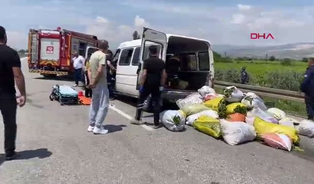 Minibüs, traktöre çarptı: 1 ölü, 3 ağır yaralı
