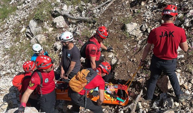 Yamaç paraşütü yaparken kayalıklara düşen kadın ağır yaralandı