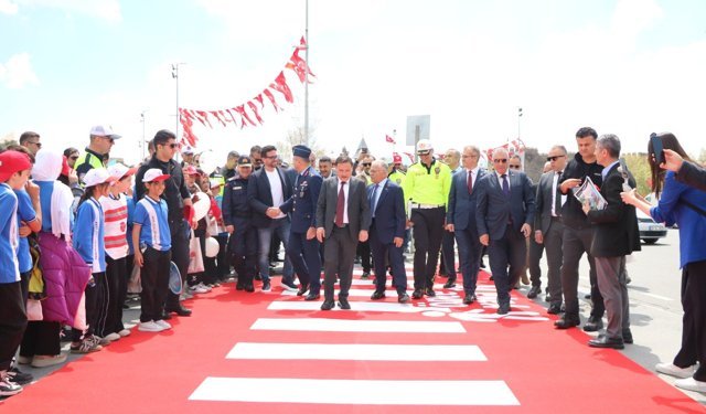 Kazalara dikkat çekmek için halıdan 'yaya yolu' yaptı!