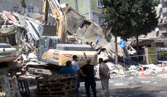 Yıkımı yapılan bina çöktü; bitişiğindeki apartman tahliye edildi