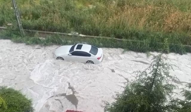 Ankara'da şiddetli dolu ve sağanak: Yollar göle döndü!