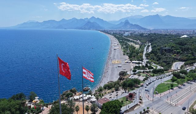 Antalya'da termometreler 40 dereceye ulaştı: Sahillere akın ettiler
