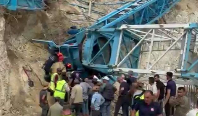 İstanbul'da kule vinç devrildi, 2 işçi ağır yaralandı