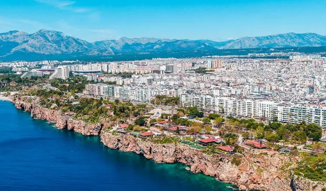 Antalya’nın falezleri alarm veriyor: 50 metrede bir asansör görebiliriz