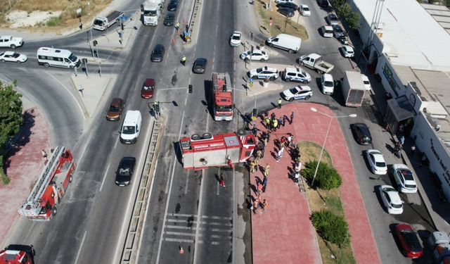 Yangın ihbarına giden itfaiye aracı devrildi; yol trafiğe kapatıldı