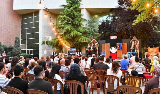 ABB Şehir Tiyatroları’nın 'Bir Yudum Muhabbet' oyunu Başkentlilerden tam not aldı