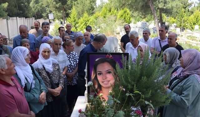 HDP il başkanlığına yapılan saldırıda hayatını kaybeden Deniz Poyraz, mezarı başında anıldı