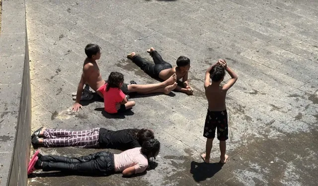 Diyarbakır'da hava 40 dereceyi gördü: Vatandaşlar şemsiye açtı!
